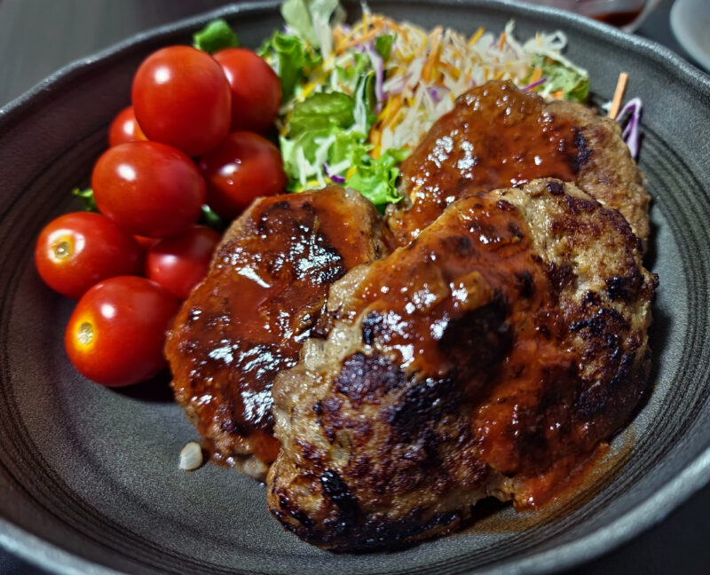 素人シェフの逸品「家庭的ハンバーグプレート」