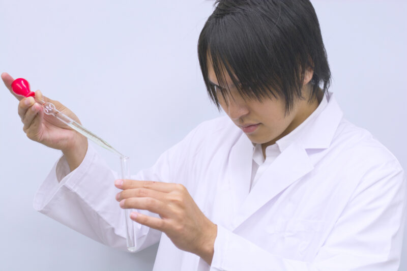 実験で液体を注入する男