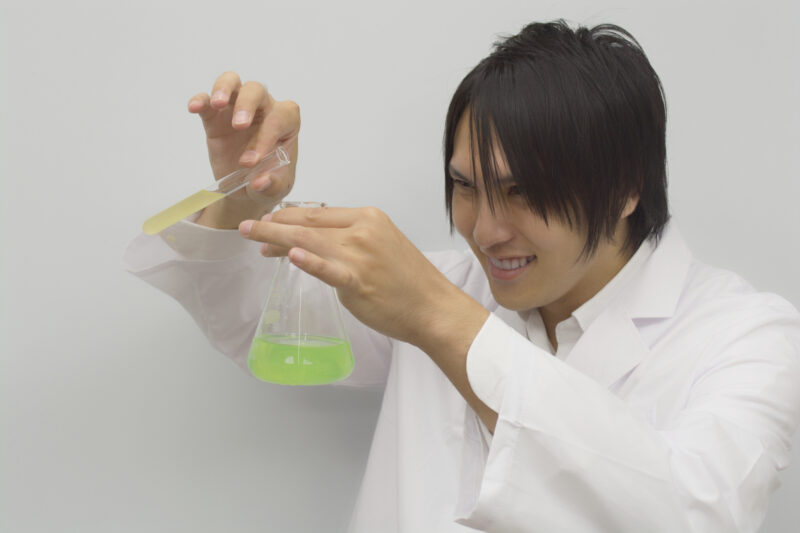 化学反応を楽しむ研究者