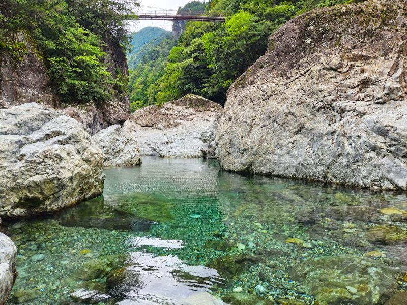 清流と岩肌の景色