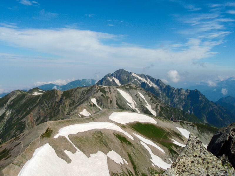 雪渓を抱く山脈