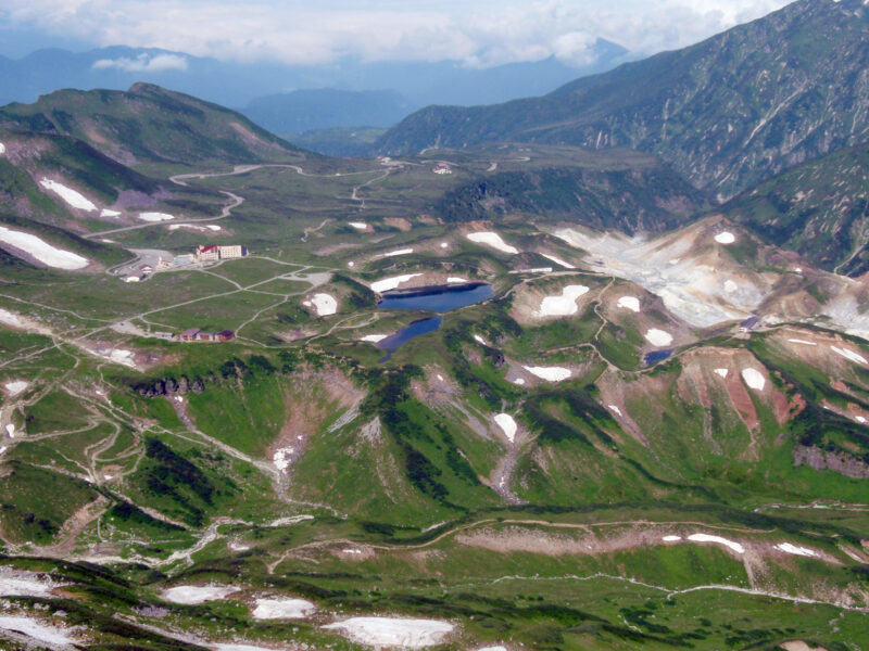 高原の山小屋と青い池