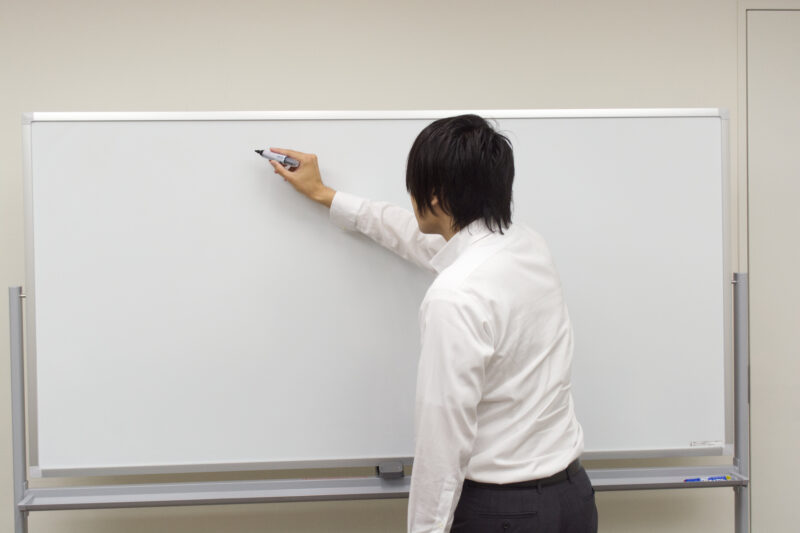 ホワイトボードに書き始めるホワイトマン